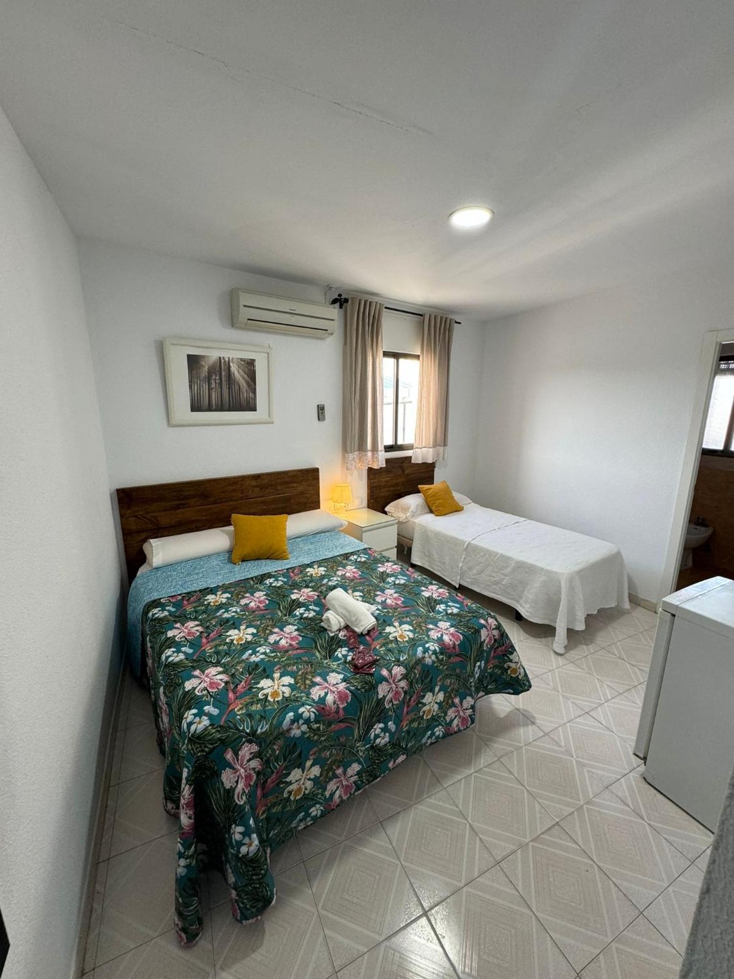 Hostal Avenida Conil De La Frontera Exterior foto